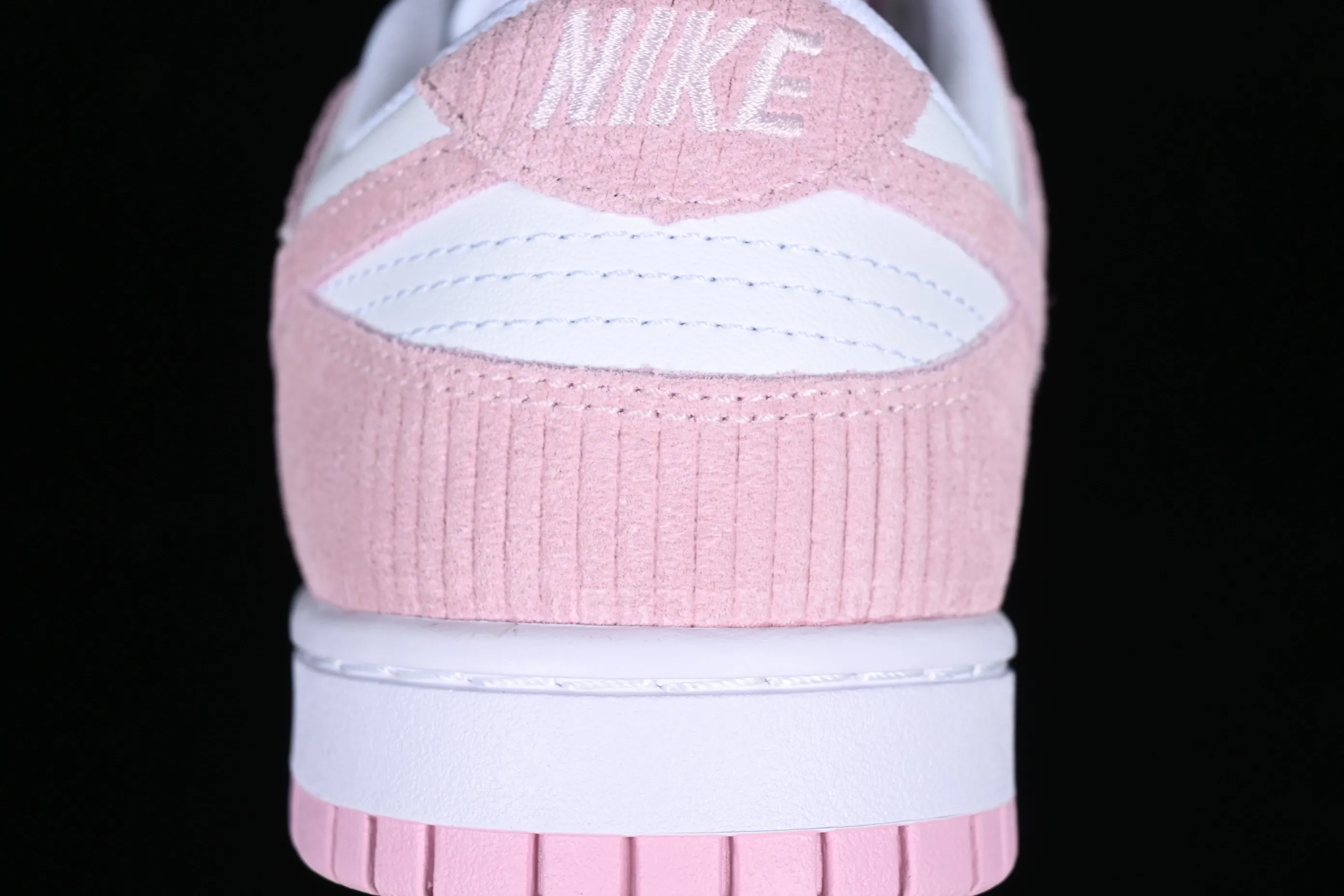 All categories Nk SB Dunk Series Nk SB Dunk Low low-top sneakers Cost-effective version Nk Dunk Low "Pink Corduroy" dirty pink corduroy SB low-top sports and leisure sneakers FN7167-100